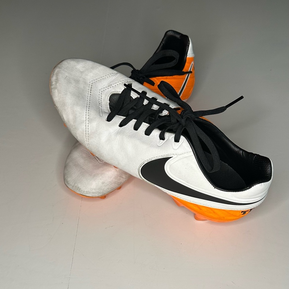 Nike Tiempo Legacy HG Soccer Cleats White/Black/Total Orange US 7.5‎